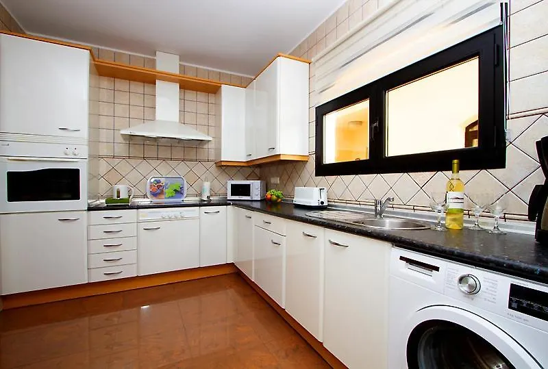 푸에르토 델 카르멘 Riviera Park 2B - 2 Bed/2 Bath - Grd Floor - Air-Con - Uk/Irish Tv - Wifi 아파트 푸에르토 델 카르멘